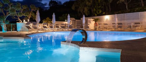 Piscine extérieure, parasols de plage, chaises longues