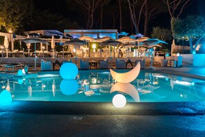 Una piscina al aire libre (de 09:00 a 19:00), sombrillas, tumbonas