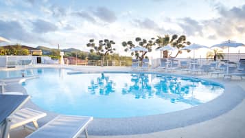 Outdoor pool, open 9:00 AM to 7:00 PM, pool umbrellas, sun loungers
