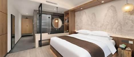 Une chambre d’hôtel moderne dotée d’un grand lit, d’une tête de lit en bois, d’un mur en marbre orné d’une sculpture en relief et d’un luminaire suspendu de forme ronde.
