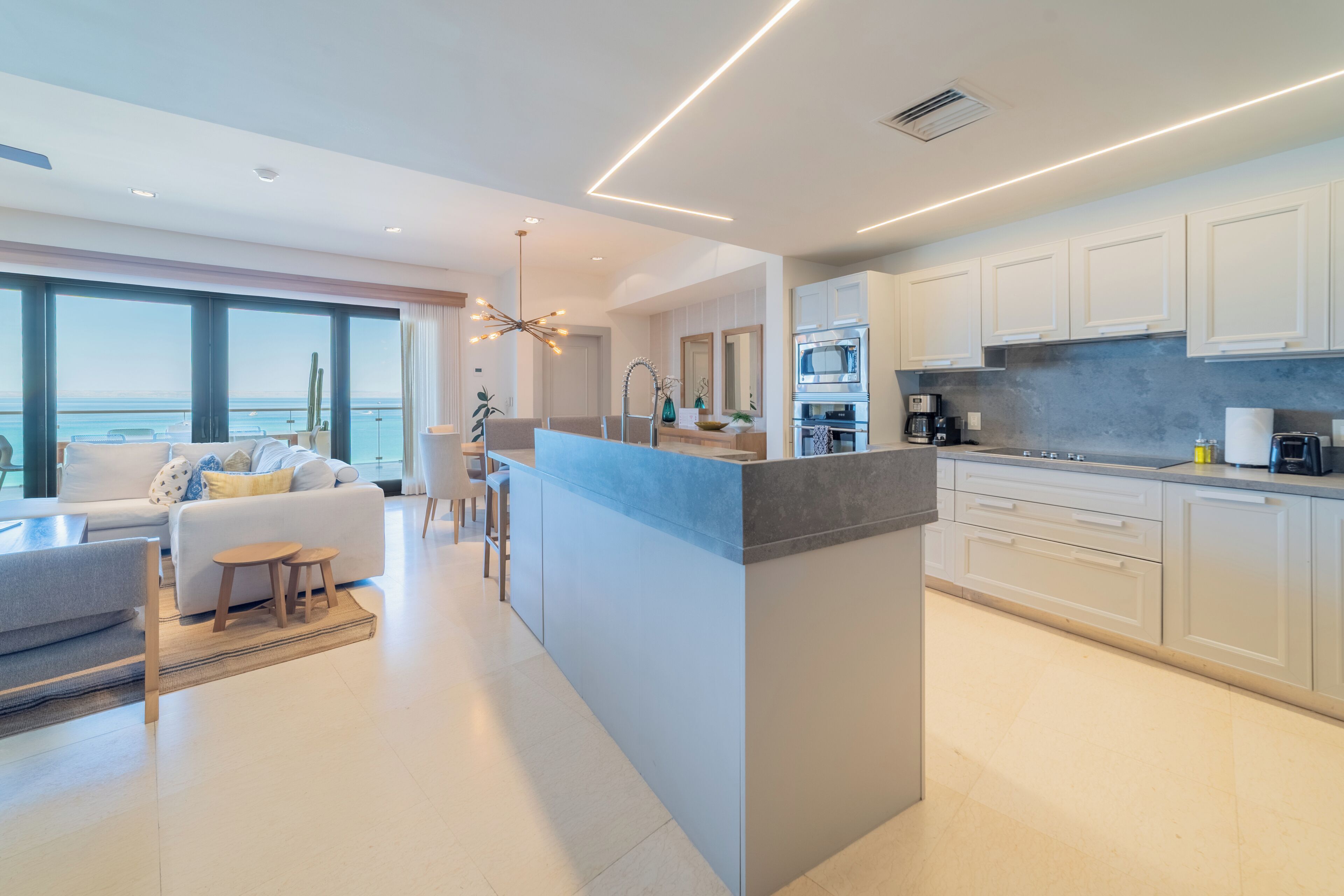 Apartamento Deluxe, 3 habitaciones, bañera de hidromasaje, vistas al mar | Cocina privada | Cafetera o tetera, microondas, placa de cocina y tostadora