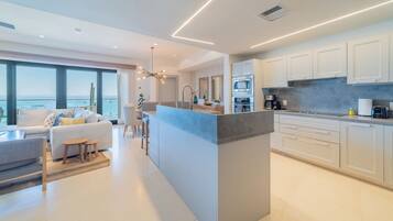 Apartamento Deluxe, 3 habitaciones, bañera de hidromasaje, vistas al mar | Cocina privada | Cafetera o tetera, microondas, placa de cocina y tostadora