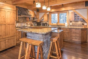 Fridge, microwave, oven, stovetop - Big Sky - Little Plume Lodge (Big Sky)