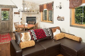 Flatskjerm-TV og peis