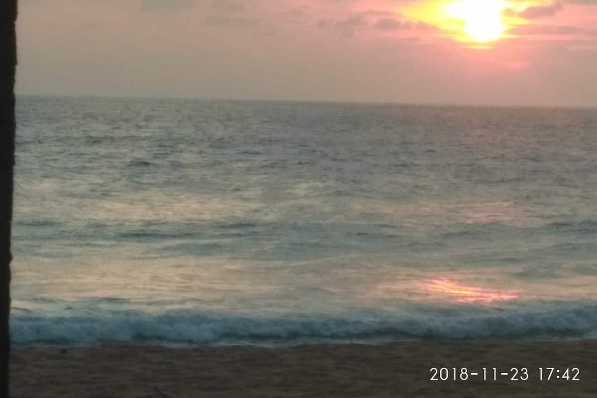 Pôr do sol sobre o oceano com a data e hora de 2018-11-23 17:42.