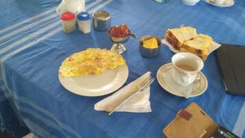 Desayuno a la carta diario (USD 3 por persona)