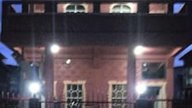 Un edificio de varios pisos con balcones y ventanas.