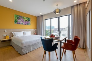 Comfort Suite, Bathtub, Park View | Premium bedding, individually furnished, desk, blackout drapes