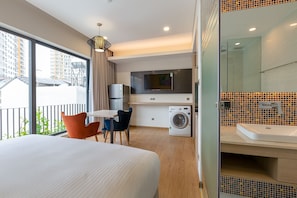 Suite estudio estándar | Ropa de cama de alta calidad, muebles diferentes y escritorio 