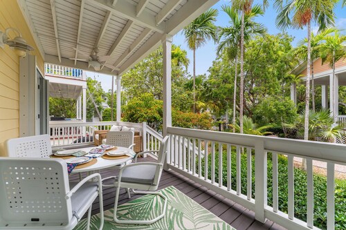 CORAL CABANA ~ Lush Porch Views of the Pool & Gardens, near Golf Course!