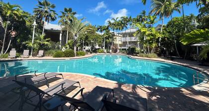 CORAL CABANA ~ Lush Porch Views of the Pool & Gardens, near Golf Course!