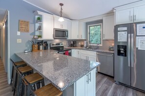 Réfrigérateur, micro-ondes, plaque de cuisson, lave-vaisselle