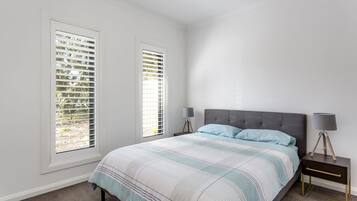 5 bedrooms, iron/ironing board, free WiFi, bed sheets