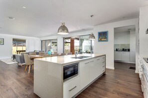 Fridge, microwave, oven, stovetop - Luxury Getaway-1 min walk to beach and restaurants. Short drive to hot springs. (Capel Sound)