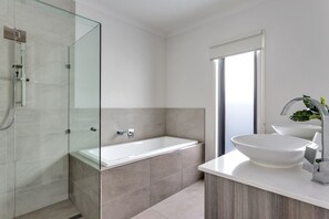 Bathtub, hair dryer, towels, soap - Luxury Getaway-1 min walk to beach and restaurants. Short drive to hot springs. (Capel Sound)