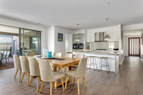 Luxury Getaway-1 min walk to beach and restaurants. Short drive to hot springs.