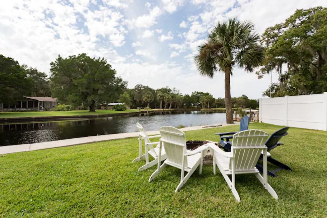 OLD HOMOSASSA- RIVER WATER FRONT-BOAT HOUSE-ICE MACHINE-DEEP BAY- FOUR KAYAKS