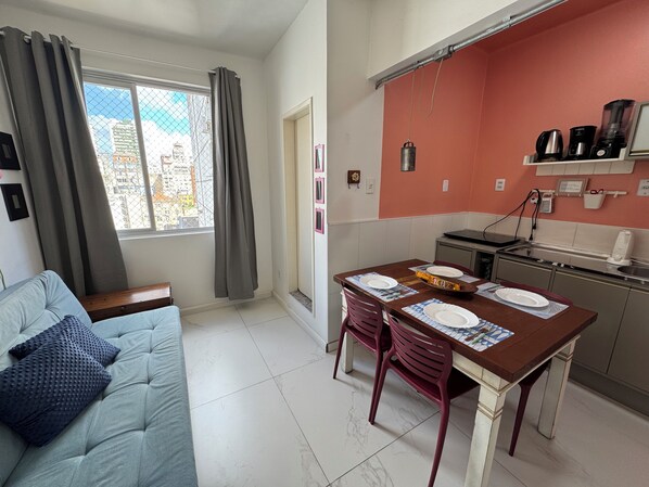 Smart TV, Netflix, books, streaming services