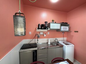 Kühlschrank, Mikrowelle, Herdplatte, Wasserkocher mit Kaffee-/Teezubehör