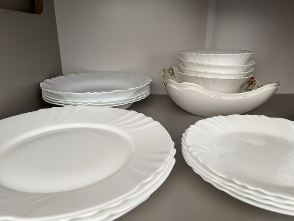 Geladeira, micro-ondas, cooktop, cafeteira/chaleira