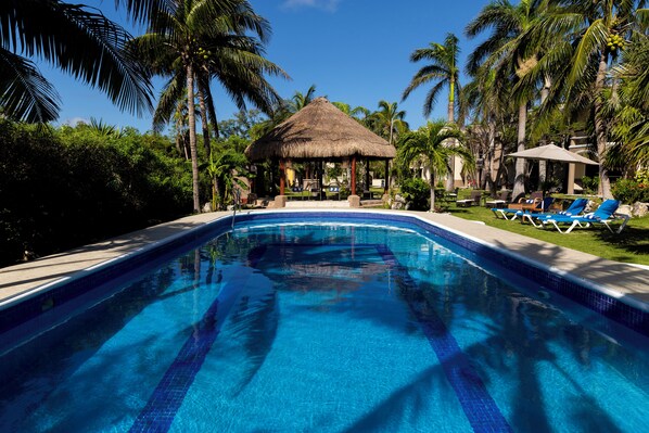 Een zwembad op het dak en ligstoelen