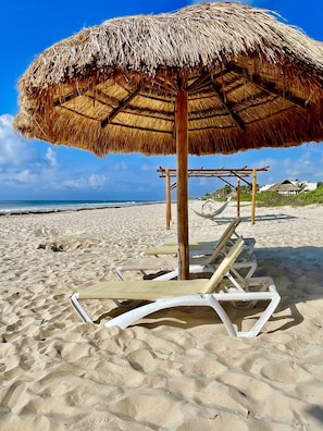 Vlak bij het strand, ligstoelen, strandlakens