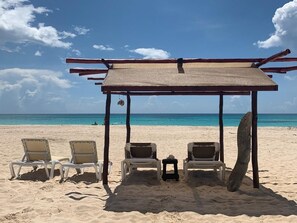 Plage à proximité, chaises longues, serviettes de plage