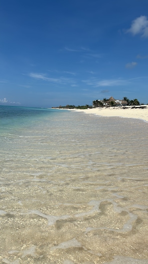 Beach nearby, sun loungers, beach towels