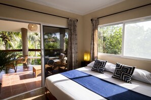 2 quartos, ferros/tábuas de passar roupa, berço de viagem