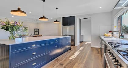 Paul's Farmhouse - 4 BR rural retreat with views