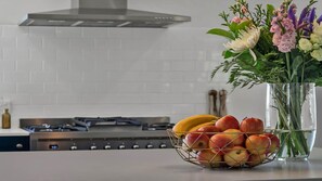 Jääkaappi, mikroaaltouuni, astianpesukone, kahvin-/teenkeitin