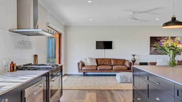 Frigorífico, microondas, lavavajillas y cafetera o tetera