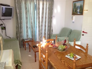 Télévision, lecteur de DVD, table de tennis de table, chaîne hi-fi