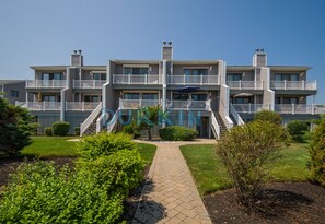 Exterior - Condo with ocean views across the street from the beach (Narragansett)