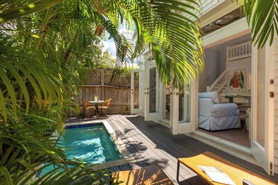 CONCH HEAVEN ~ Stylish 2B/2Ba, Sleeps 6 in Old Town w/ Heated Cocktail Pool!