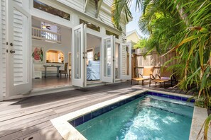 حمّام سباحة مُدفَّأ