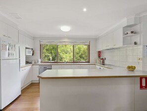 Køleskab, mikrobølgeovn, brødrister, køkkentøj/tallerkener/redskaber