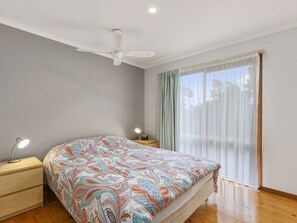 4 bedrooms, bed sheets