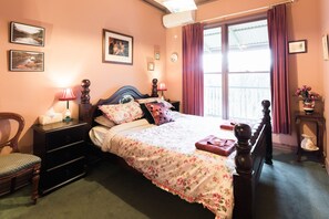 6 bedrooms, iron/ironing board, WiFi, bed sheets