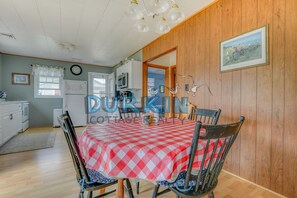 Dining - Quaint Cottage, Short Walk to Salt Pond Access, Close to Beaches (Narragansett)