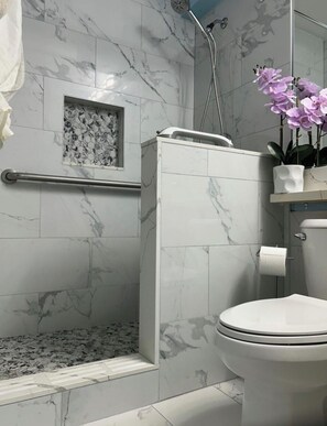 Baignoire, séchoir à cheveux, serviettes fournies, savon