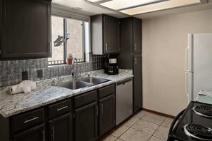Frigorífico, microondas, horno y placa de cocina