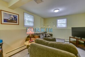 Living area - Spacious Raised Ranch, Three Blocks from Beach, Corner Lot, Private Backyard (Narragansett)