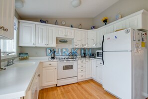 Private kitchen - Spacious Raised Ranch, Three Blocks from Beach, Corner Lot, Private Backyard (Narragansett)