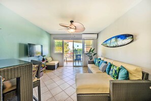 TV - Breezy Condo w/ Ocean View Balcony: Walk to Beach! (Rincon)