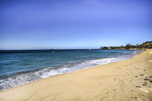 在海灘附近、沙灘巾