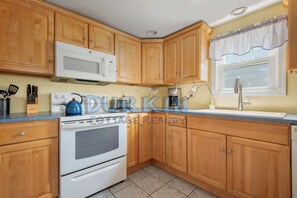Geladeira, micro-ondas, cooktop, lava-louças