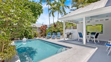 Piscine chauffée, chaises longues
