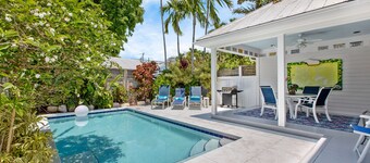 MANGO MARGARITA~ 2 bedroom/2.5 bath, heated private pool, and close to Duval!