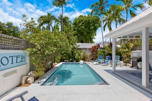 Piscine chauffée, chaises longues